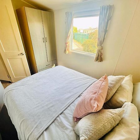 Great 8 Berth Caravan For Hire At Seawick Holiday Park In Essex Ref 27227Sw Clacton-on-Sea Exterior foto