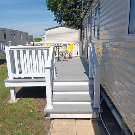 Great 8 Berth Caravan For Hire At Seawick Holiday Park In Essex Ref 27227Sw Clacton-on-Sea Exterior foto
