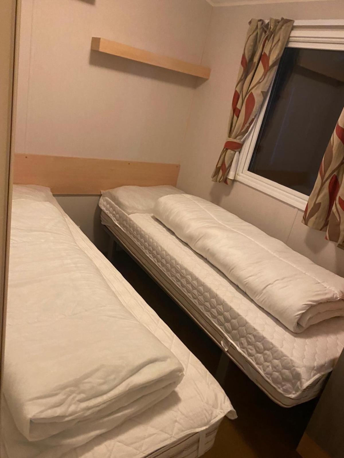 Great 8 Berth Caravan For Hire At Seawick Holiday Park In Essex Ref 27227Sw Clacton-on-Sea Exterior foto